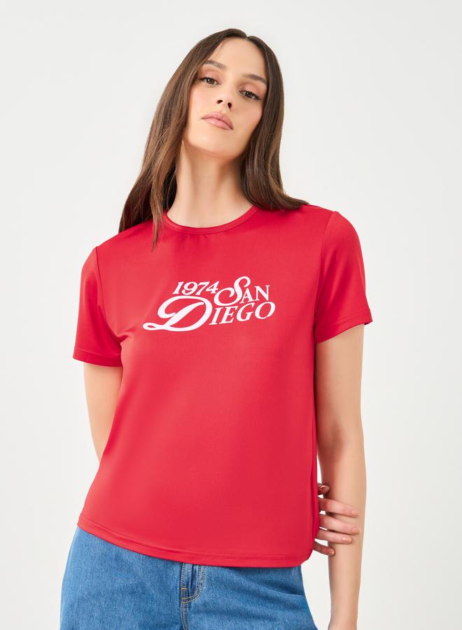 ستايلي تيشيرت ستايلي مطبوع بشعار أحمر بقصة عادية - Image 1